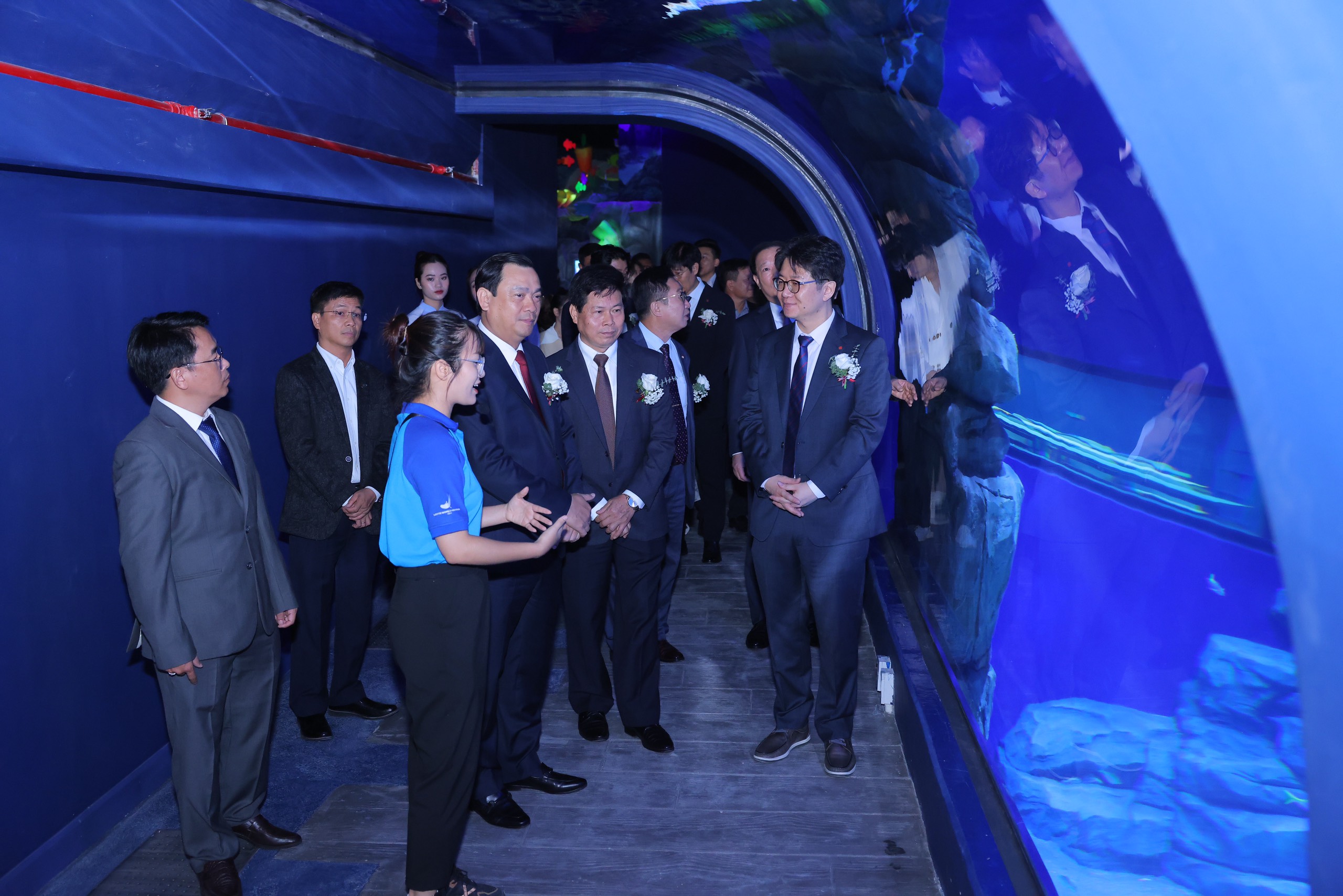 Cục trưởng Nguyễn Trùng Khánh và các đại biểu tham quan Thủy cung Lotte World Hà Nội